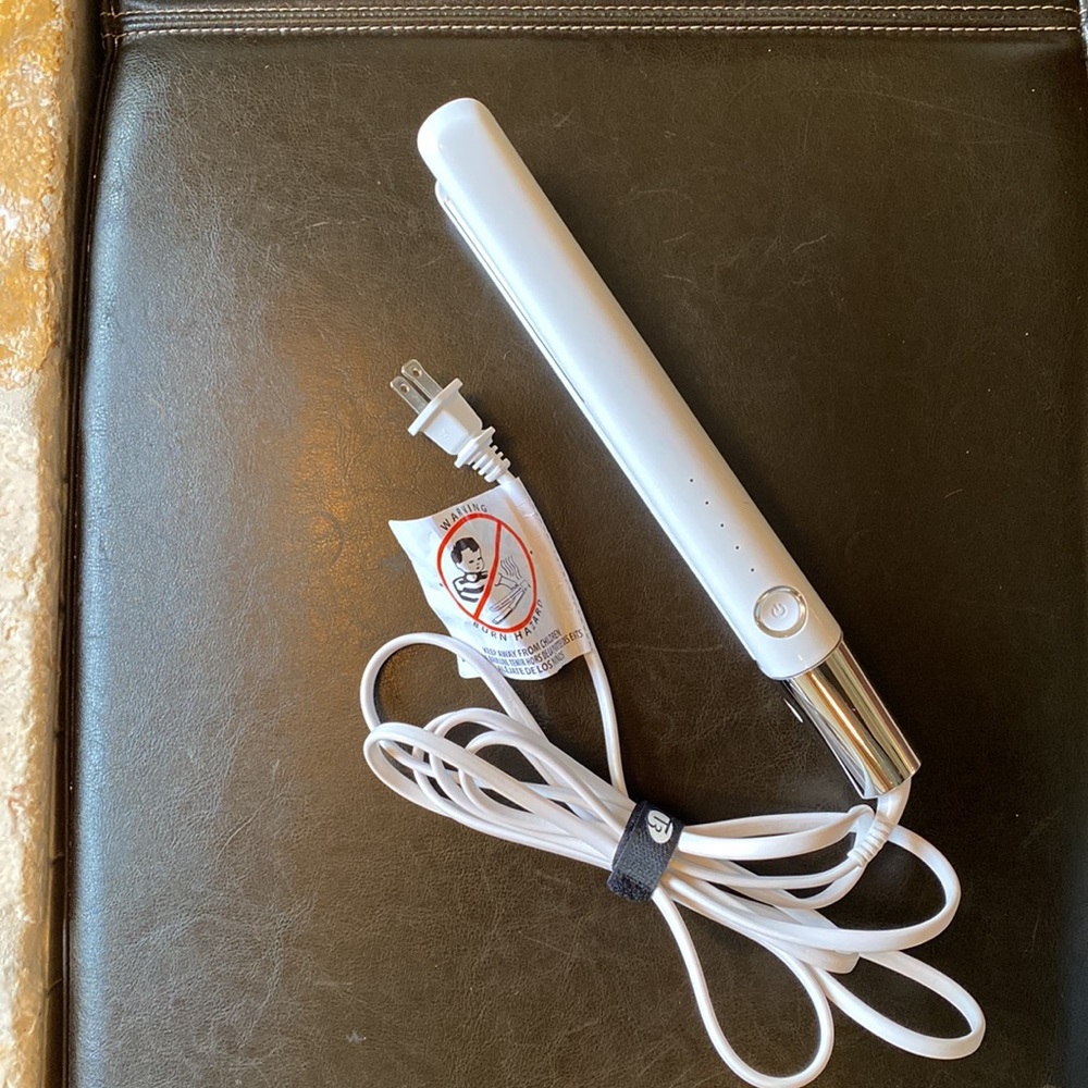 T3 flat iron. Hair straightener 76501